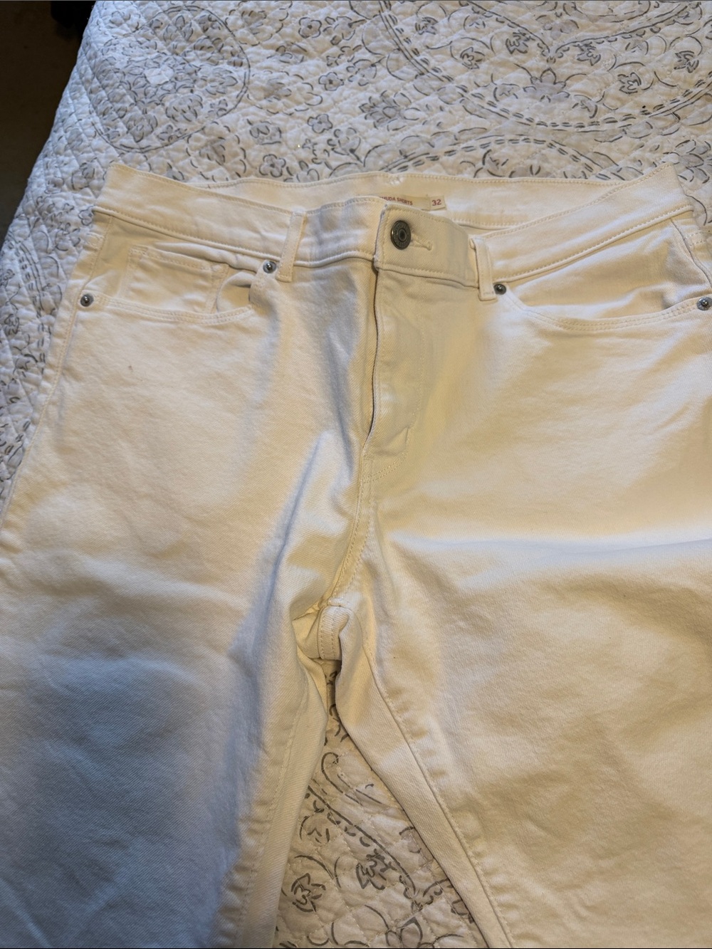 Levi’s Women’s White Stretch Denim Shorts - Picture 2 of 5